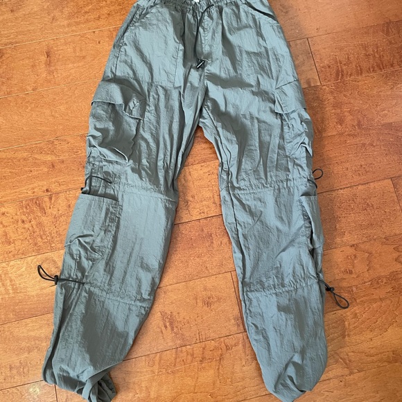 XS but can be small as well, they are from Garage. They are lightly used. - Picture 3 of 4